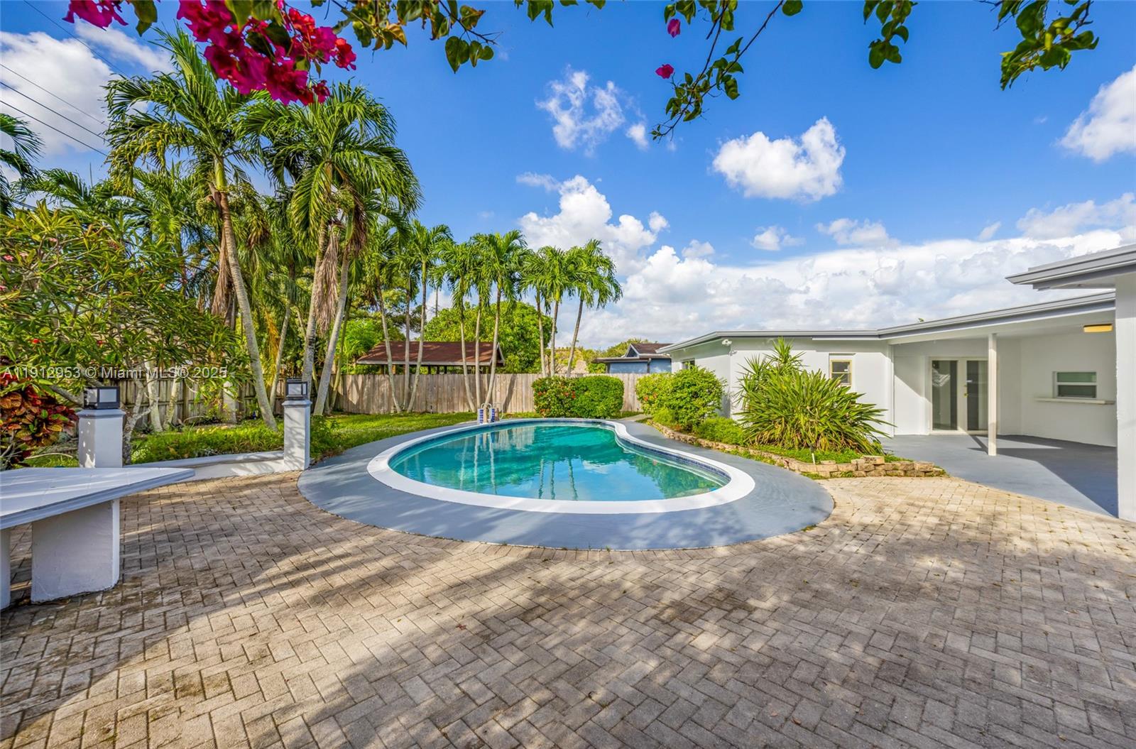 HOLLYWOOD HILLS - Residential