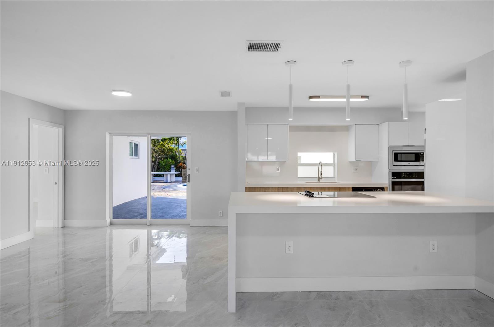 HOLLYWOOD HILLS - Residential