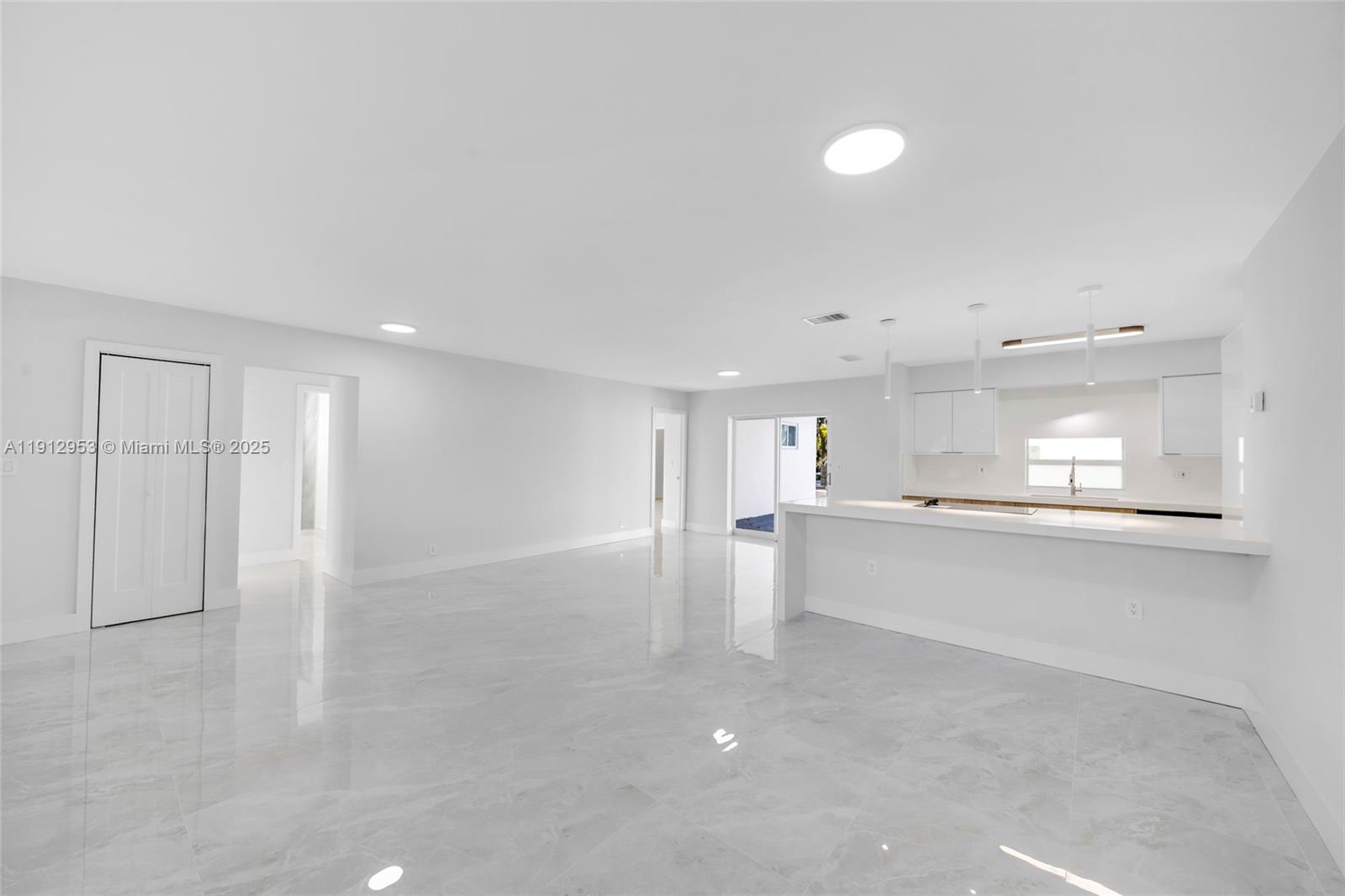 HOLLYWOOD HILLS - Residential