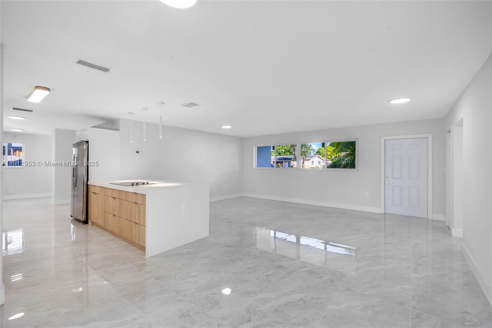 HOLLYWOOD HILLS - Residential