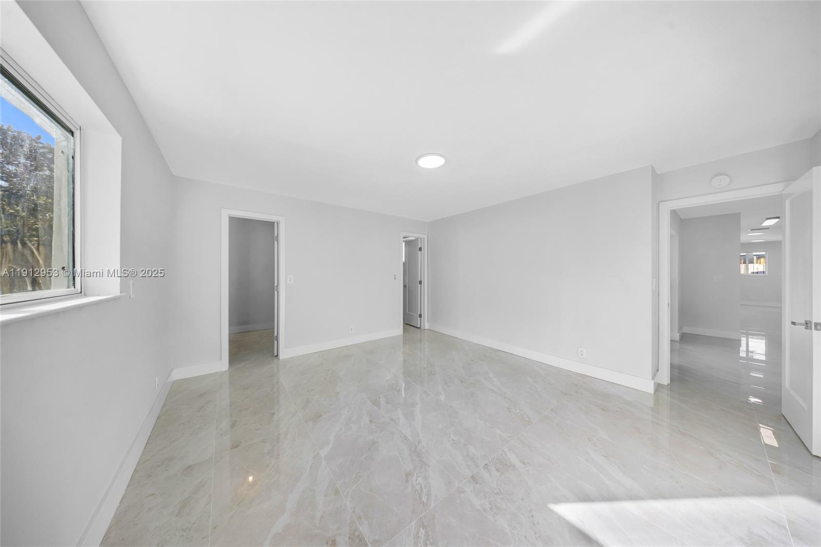 HOLLYWOOD HILLS - Residential