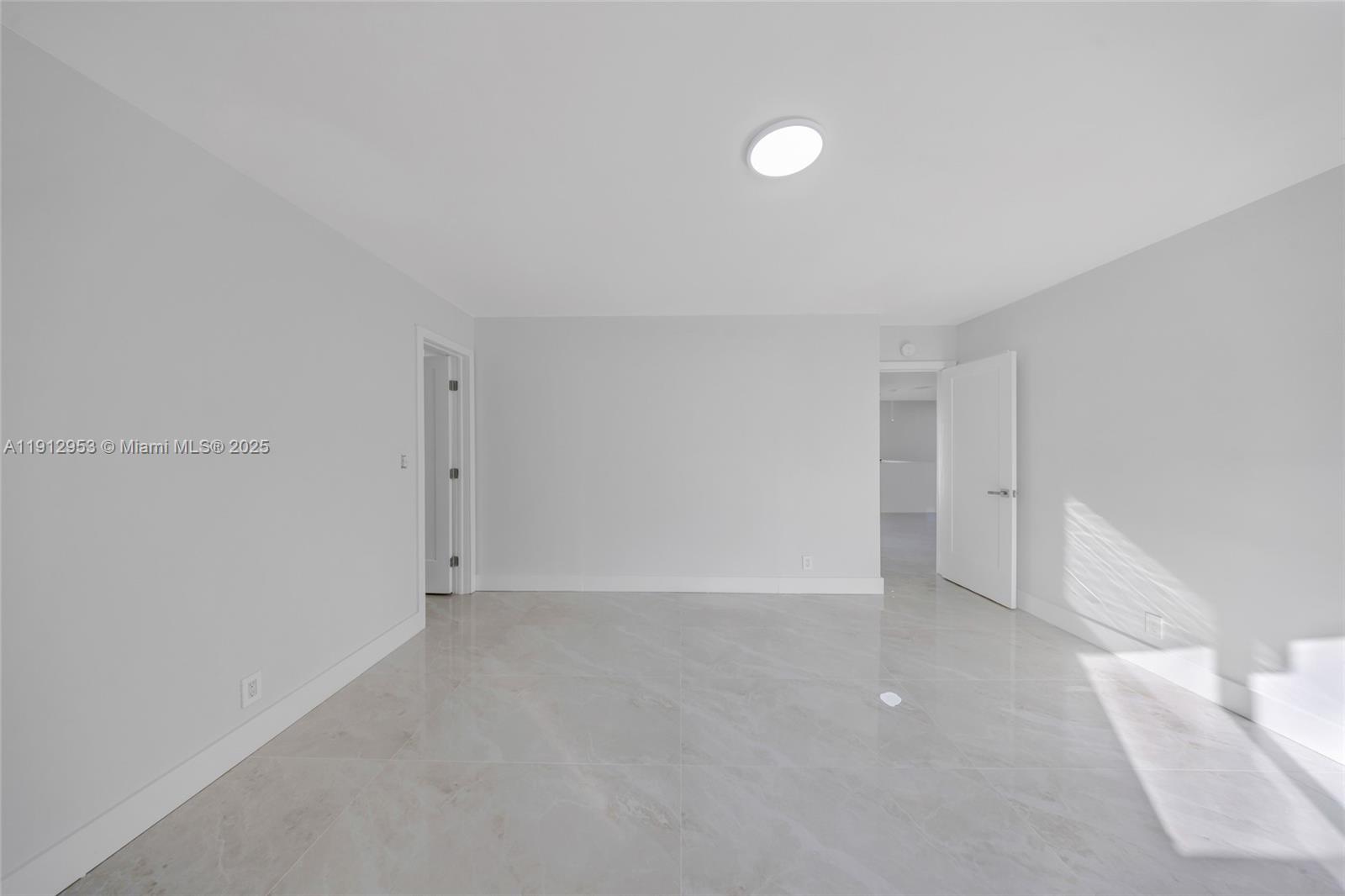 HOLLYWOOD HILLS - Residential