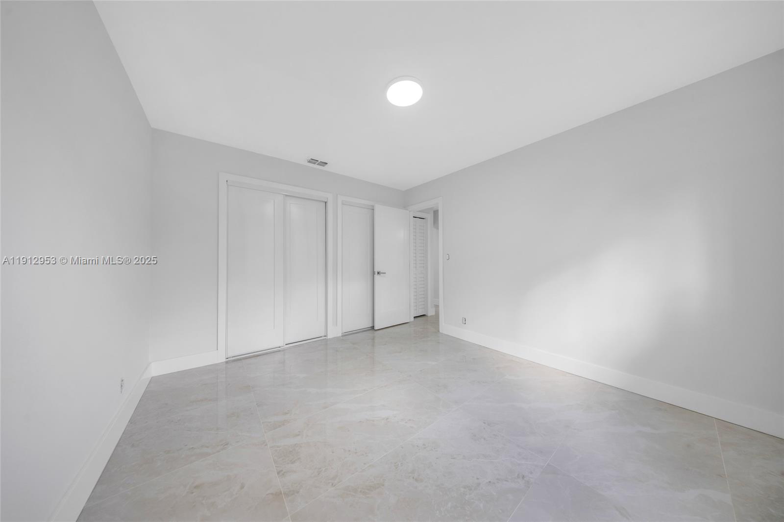 HOLLYWOOD HILLS - Residential