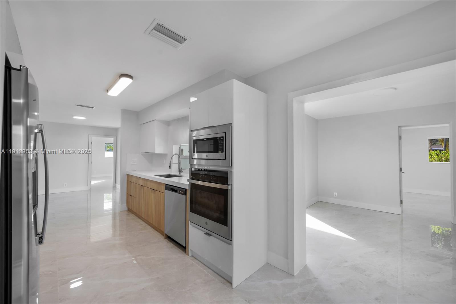 HOLLYWOOD HILLS - Residential