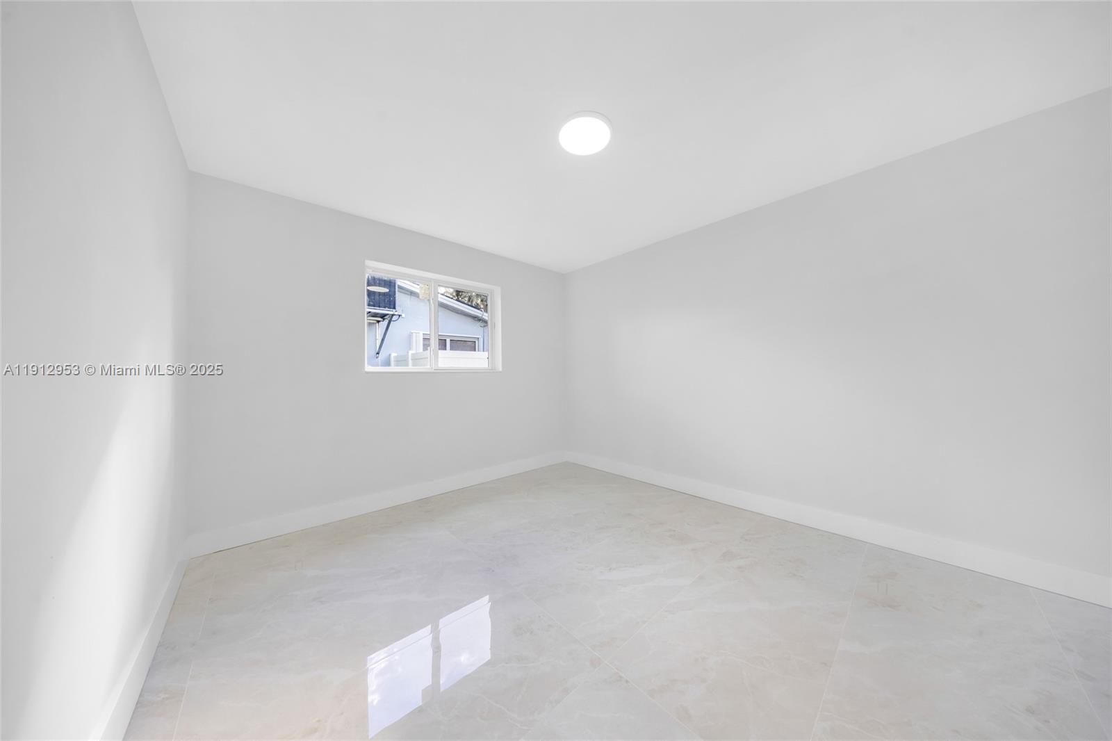 HOLLYWOOD HILLS - Residential