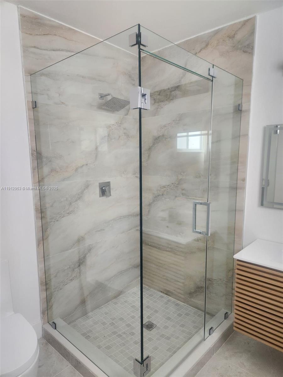 HOLLYWOOD HILLS - Residential