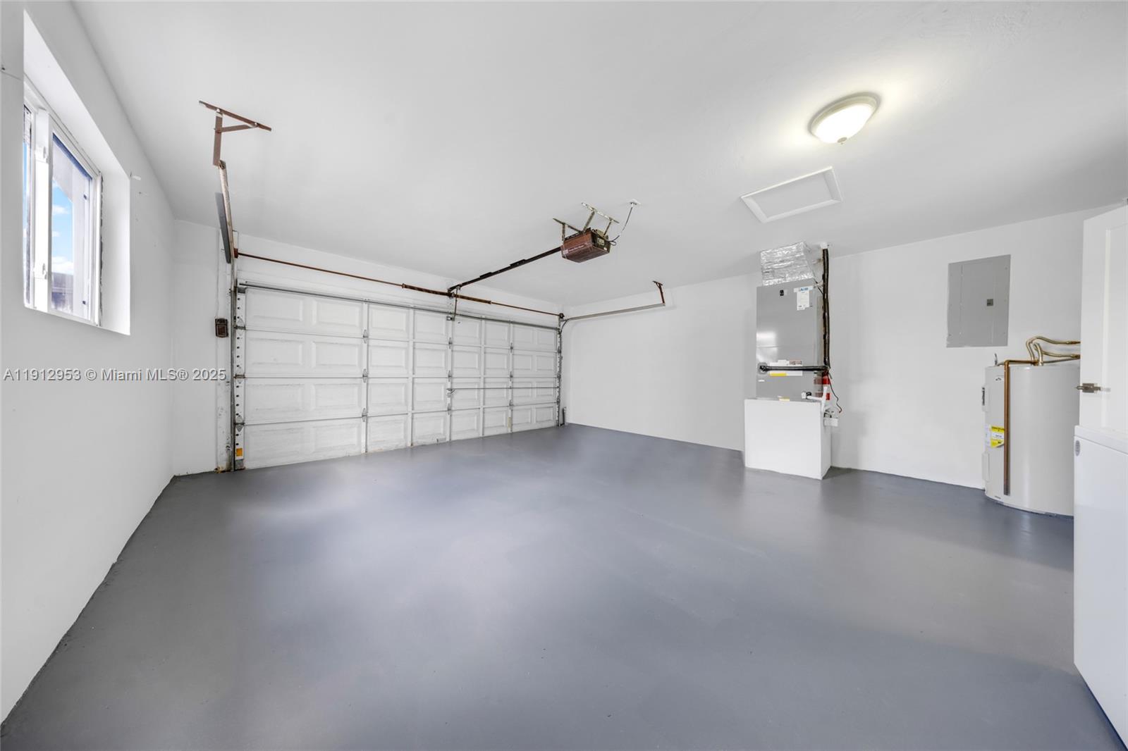 HOLLYWOOD HILLS - Residential