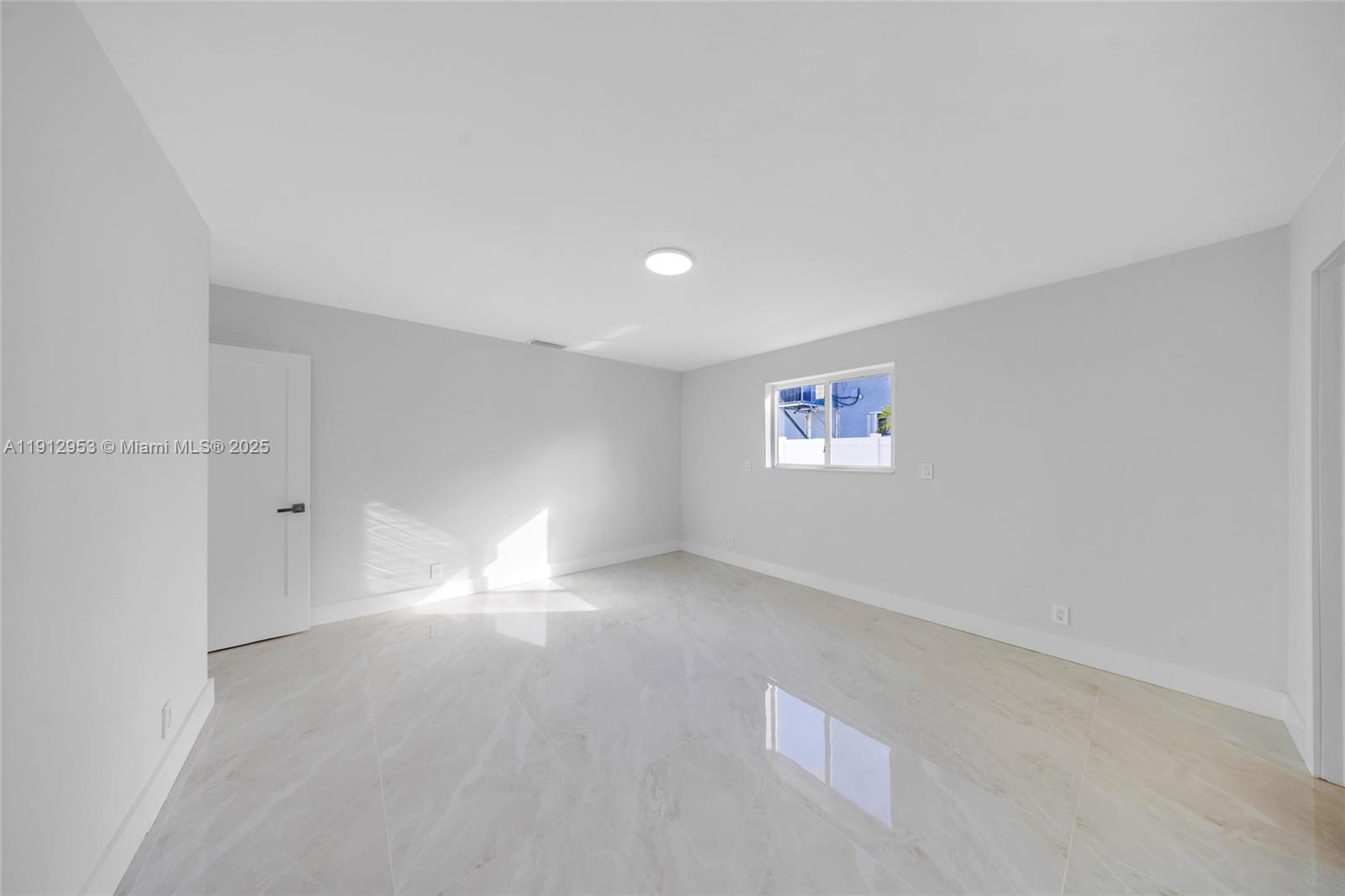 HOLLYWOOD HILLS - Residential