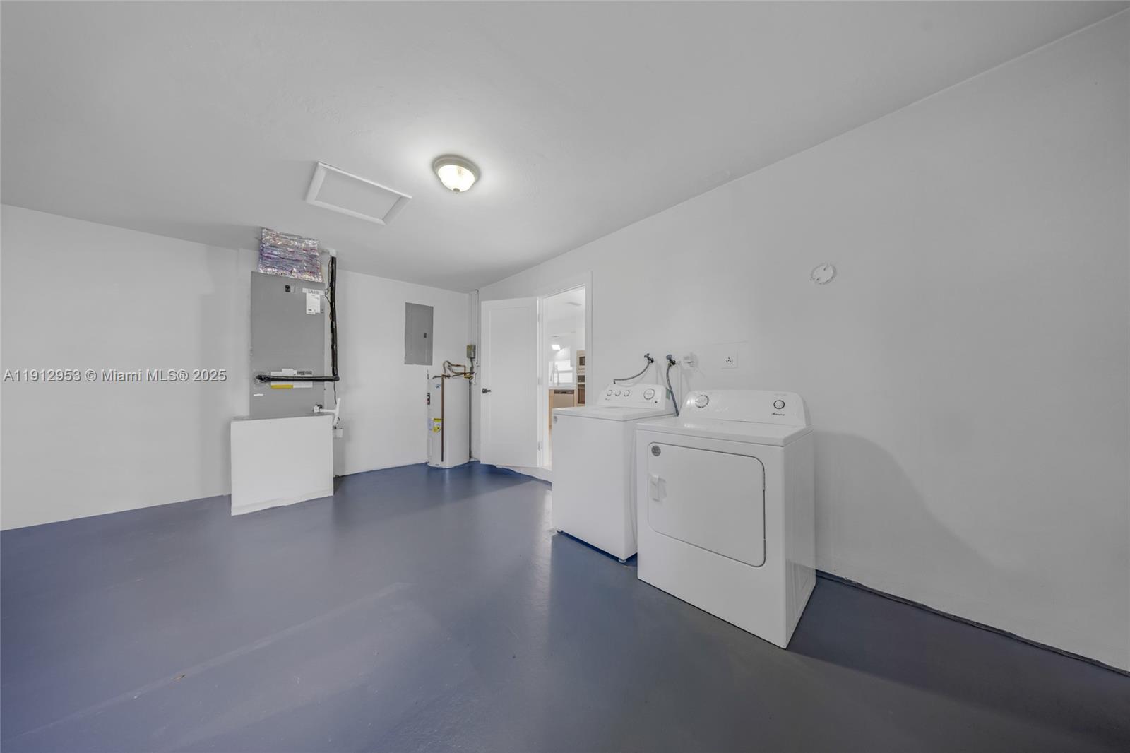 HOLLYWOOD HILLS - Residential