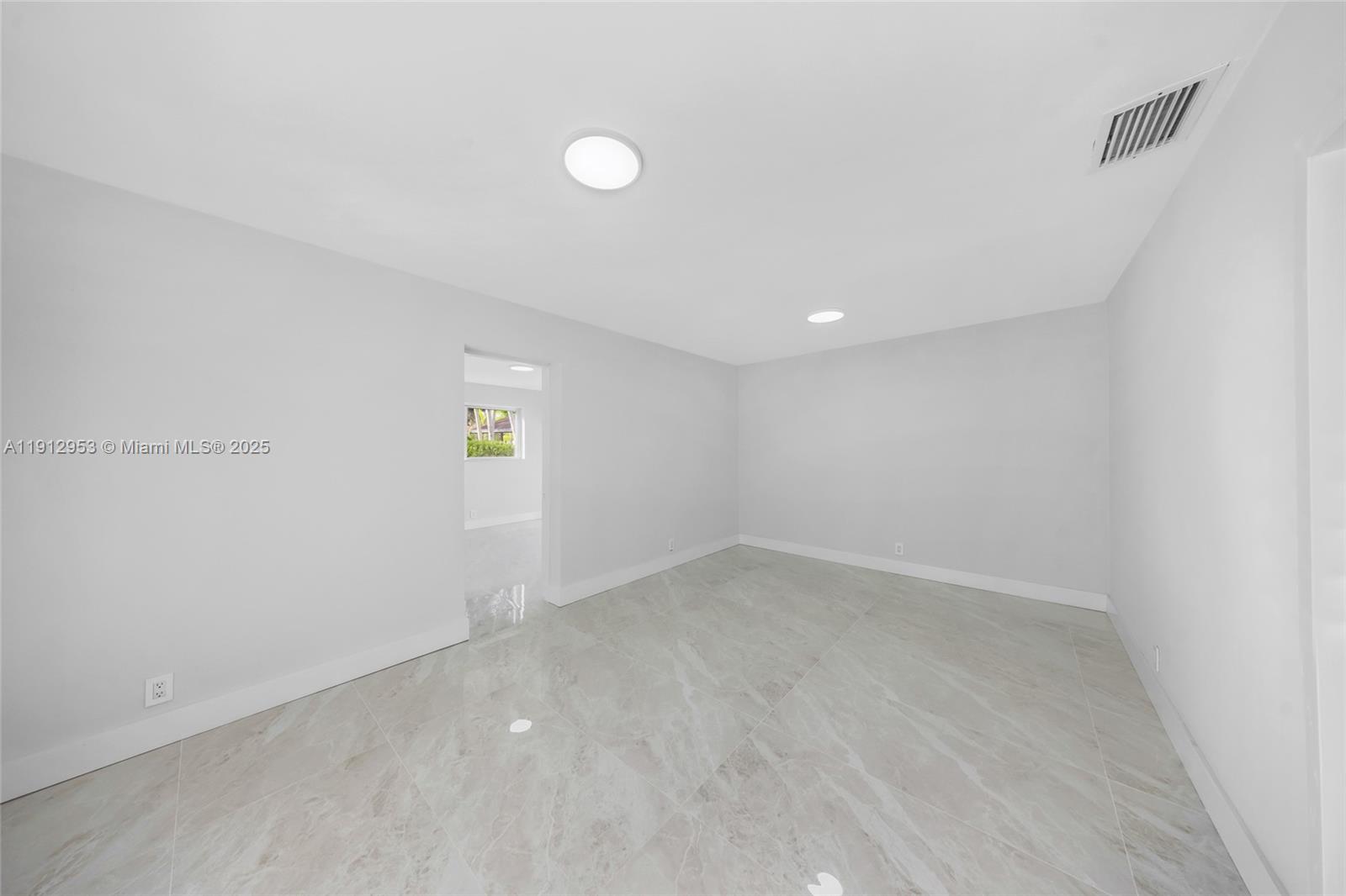 HOLLYWOOD HILLS - Residential