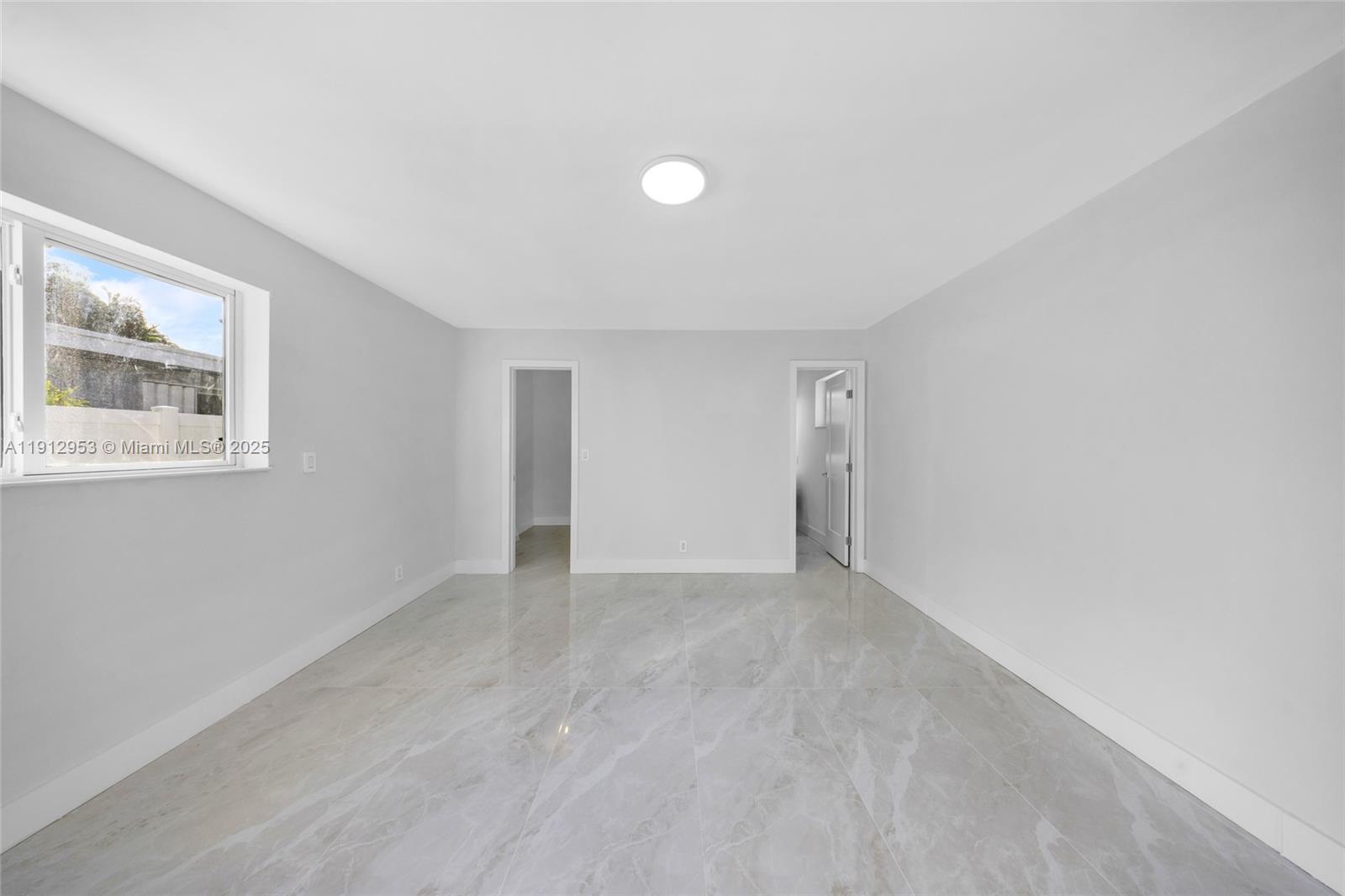 HOLLYWOOD HILLS - Residential