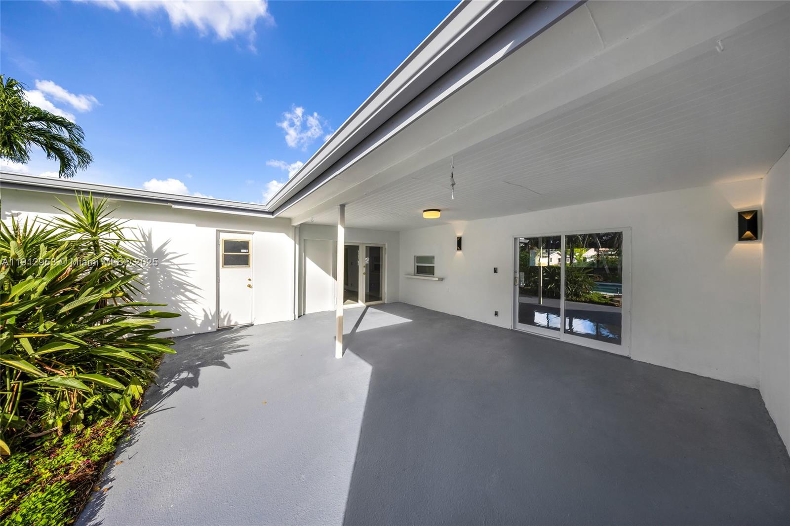 HOLLYWOOD HILLS - Residential