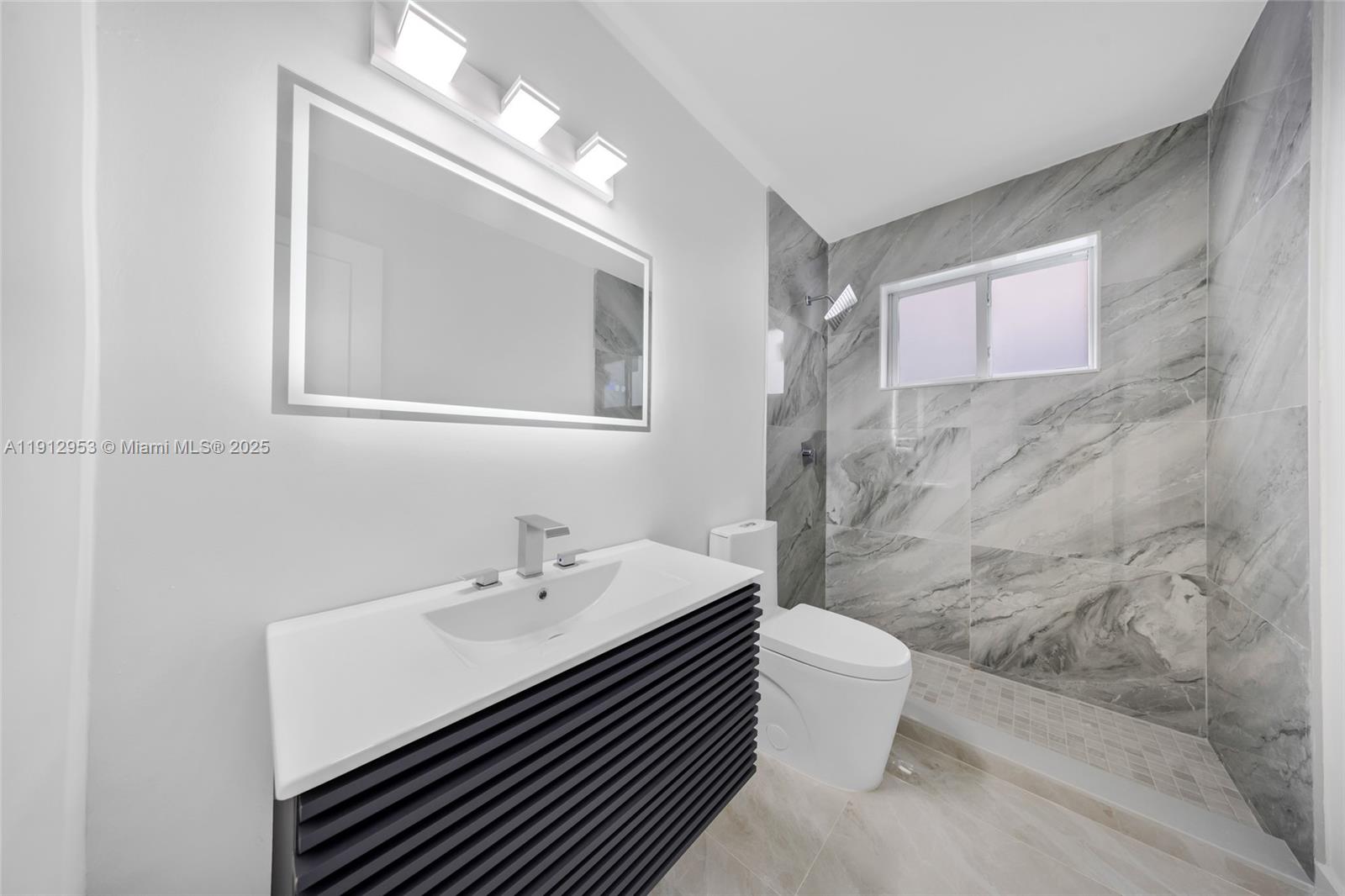 HOLLYWOOD HILLS - Residential