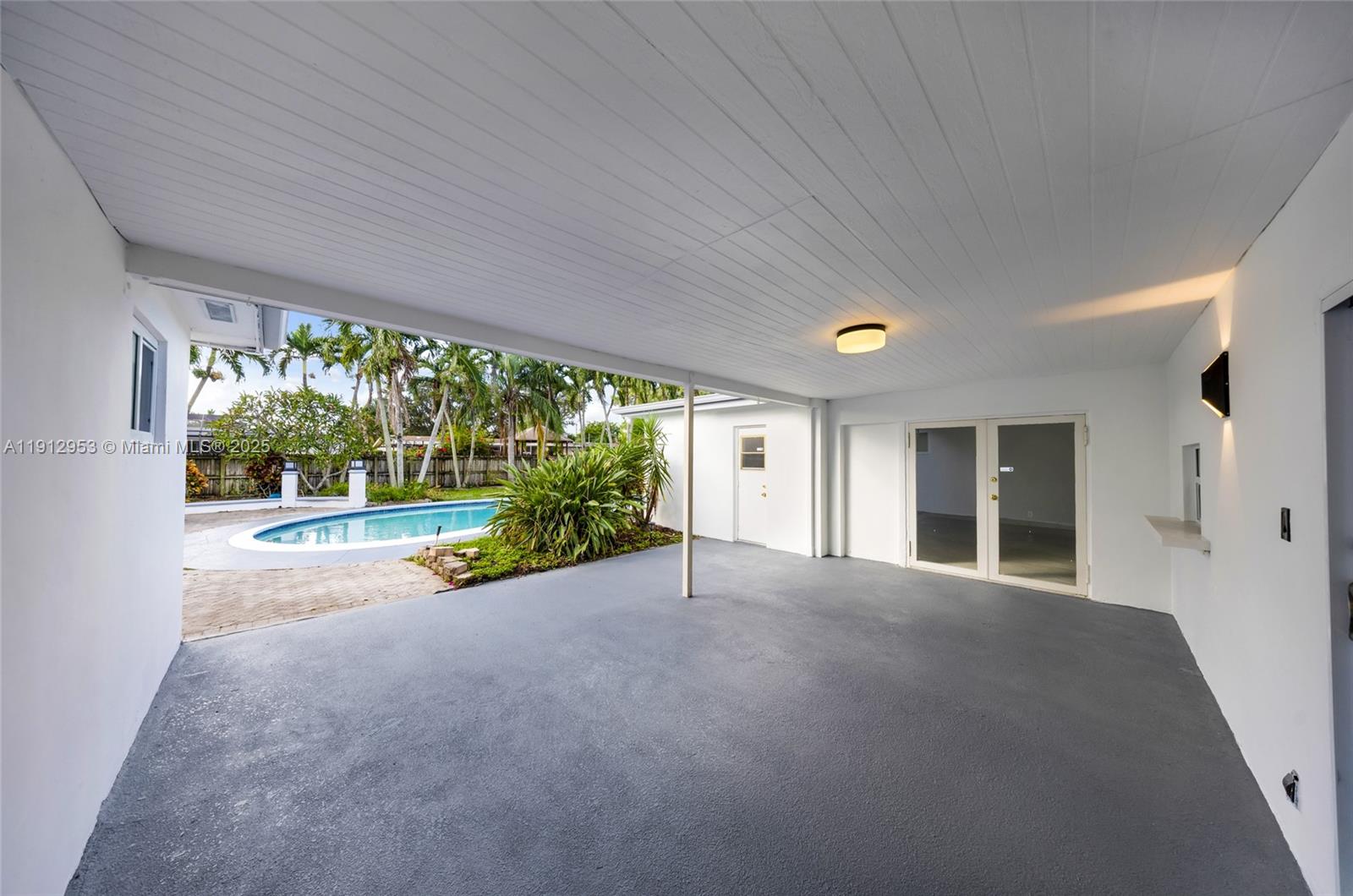 HOLLYWOOD HILLS - Residential