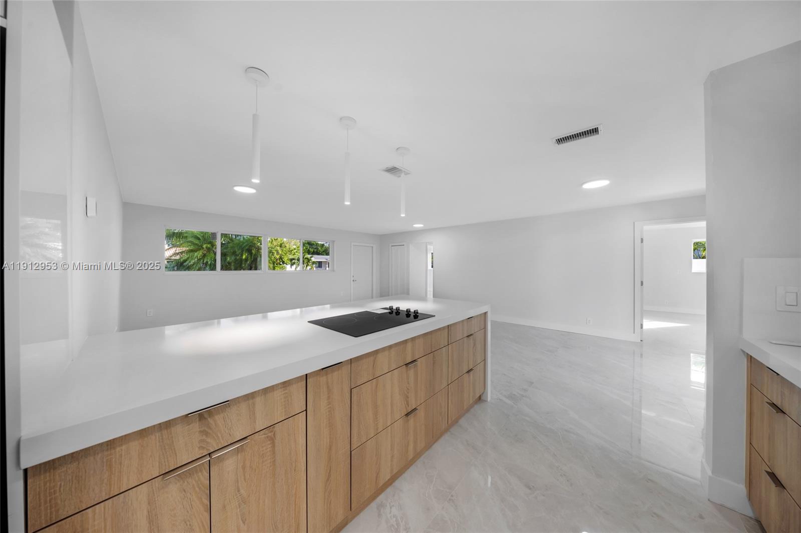 HOLLYWOOD HILLS - Residential