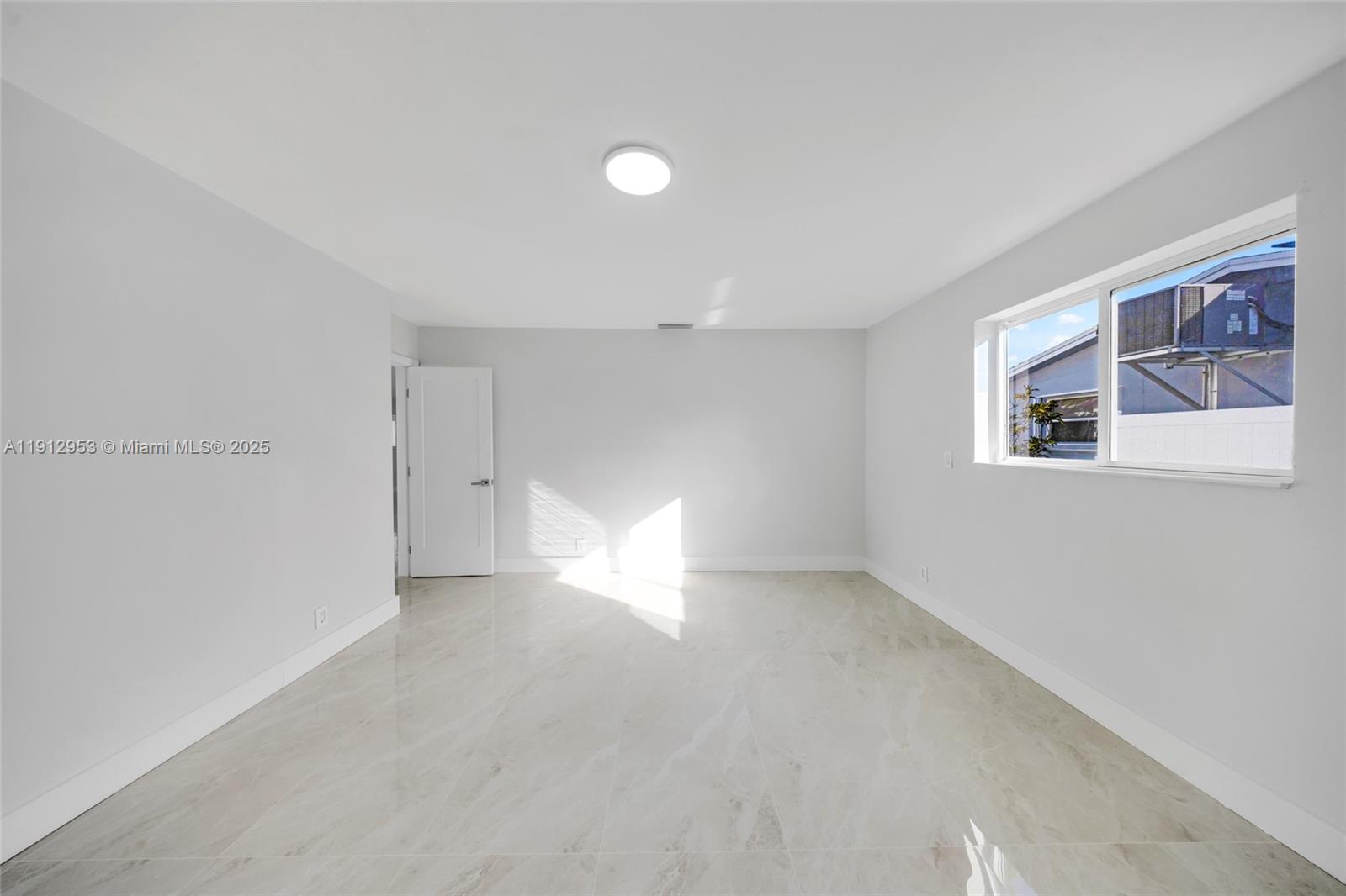 HOLLYWOOD HILLS - Residential