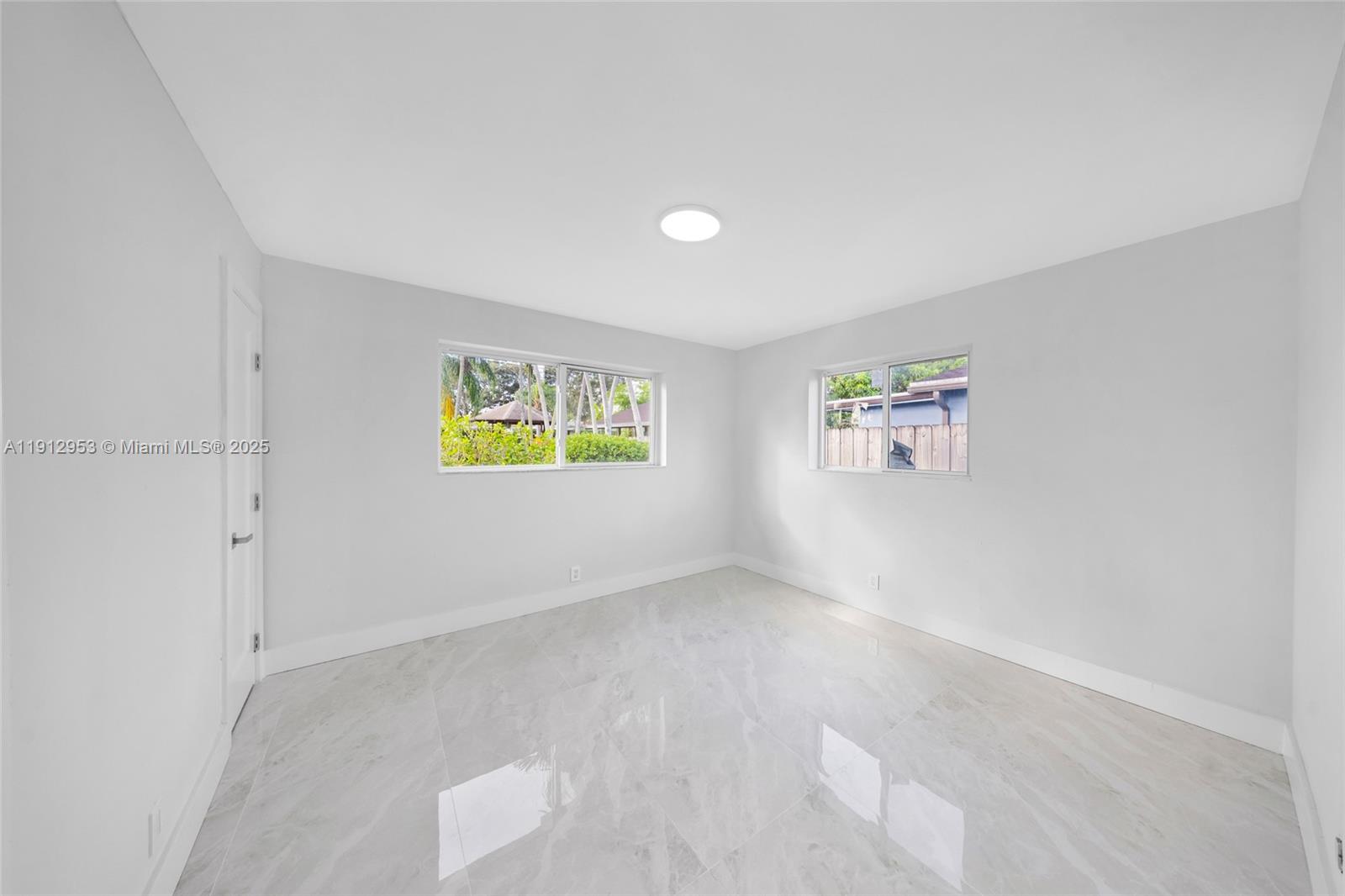 HOLLYWOOD HILLS - Residential