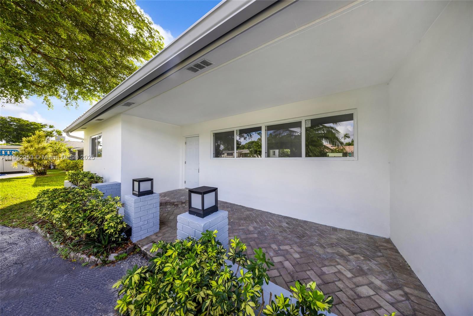 HOLLYWOOD HILLS - Residential