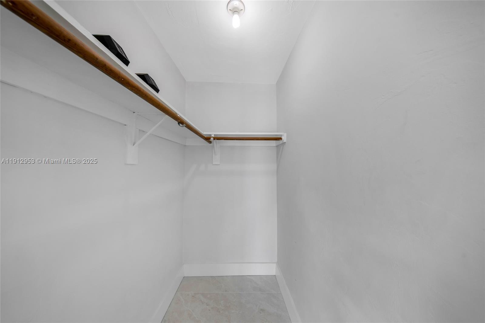 HOLLYWOOD HILLS - Residential