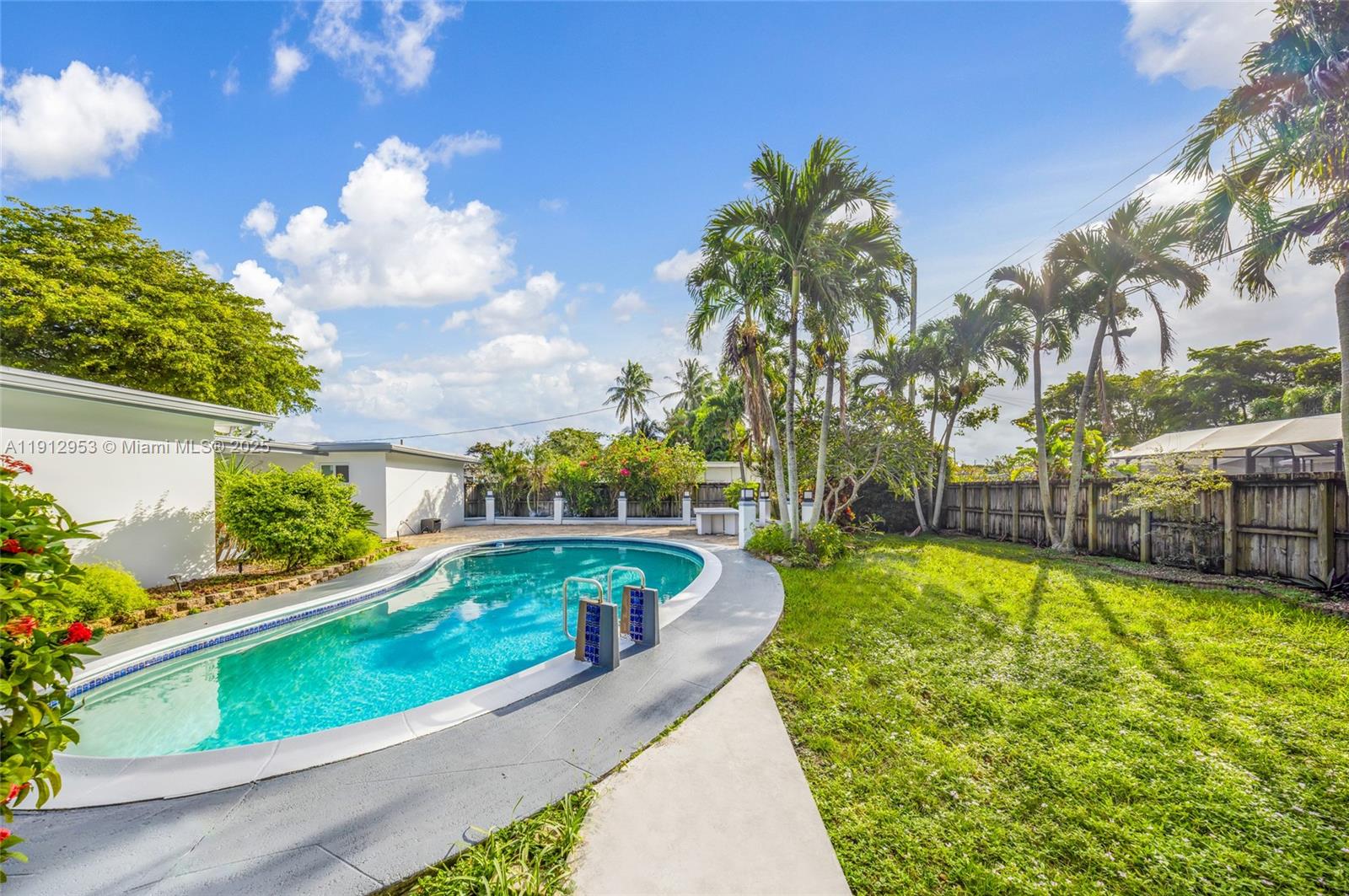 HOLLYWOOD HILLS - Residential