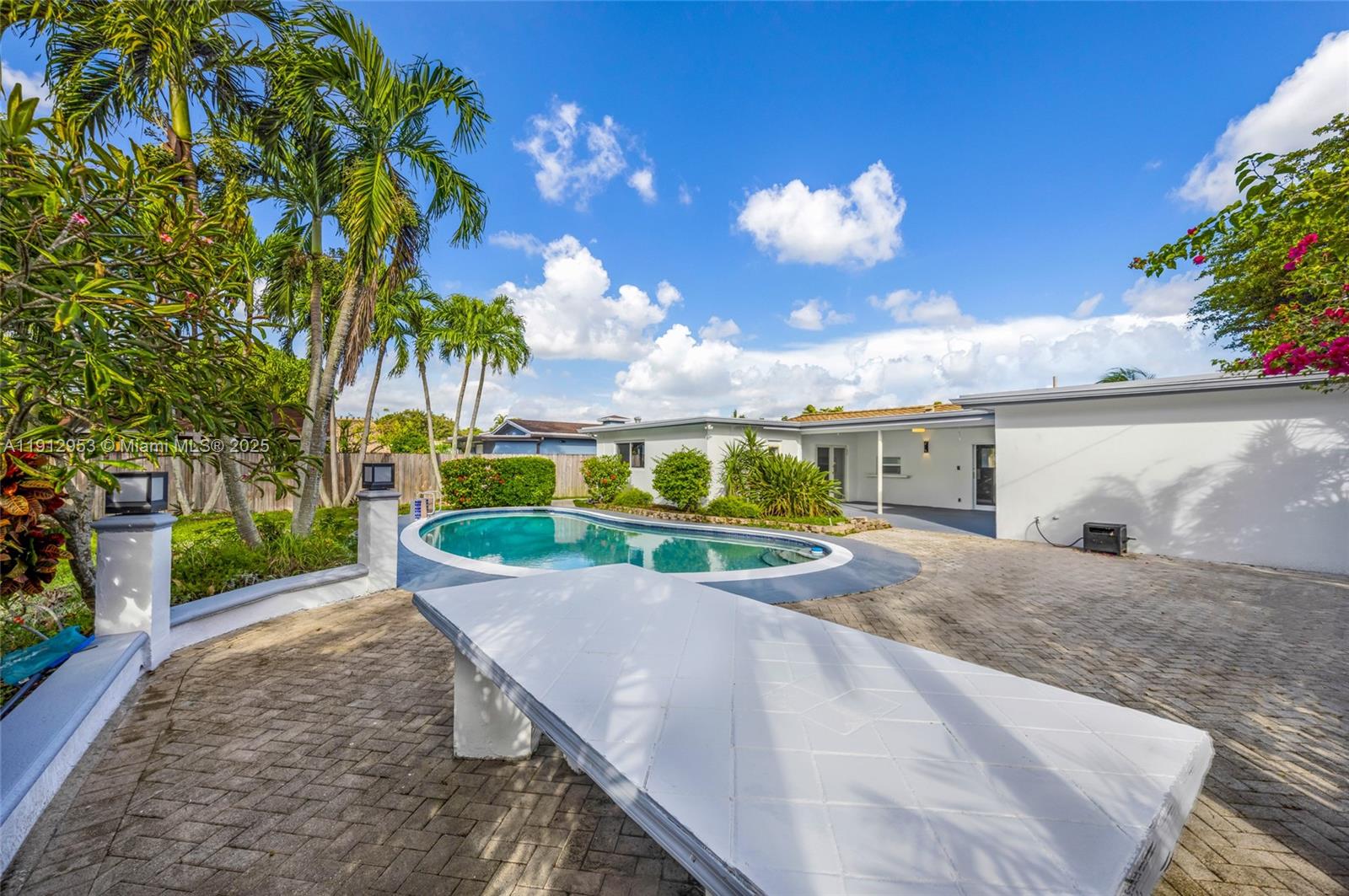 HOLLYWOOD HILLS - Residential