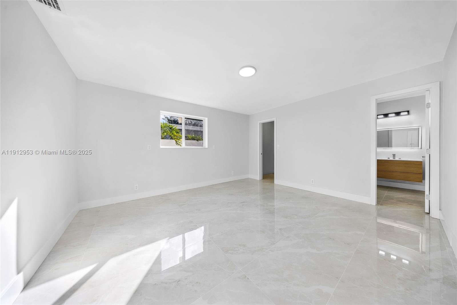 HOLLYWOOD HILLS - Residential