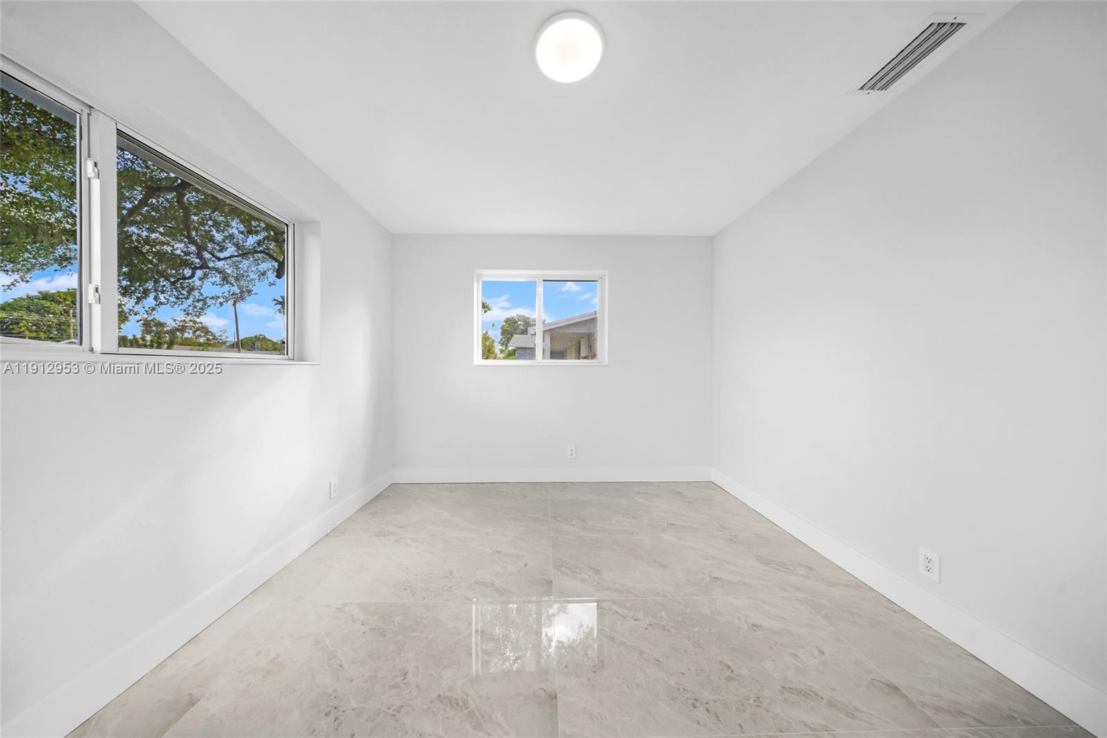 HOLLYWOOD HILLS - Residential