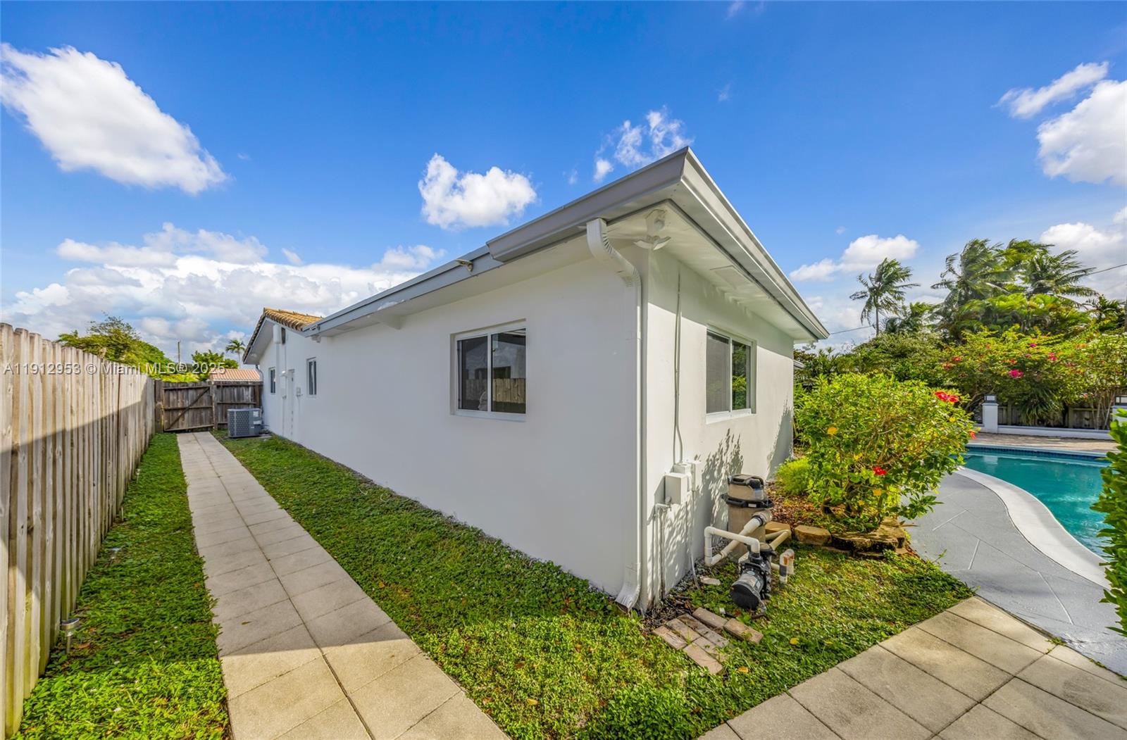 HOLLYWOOD HILLS - Residential