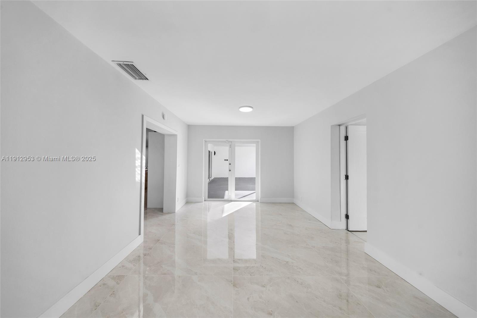 HOLLYWOOD HILLS - Residential