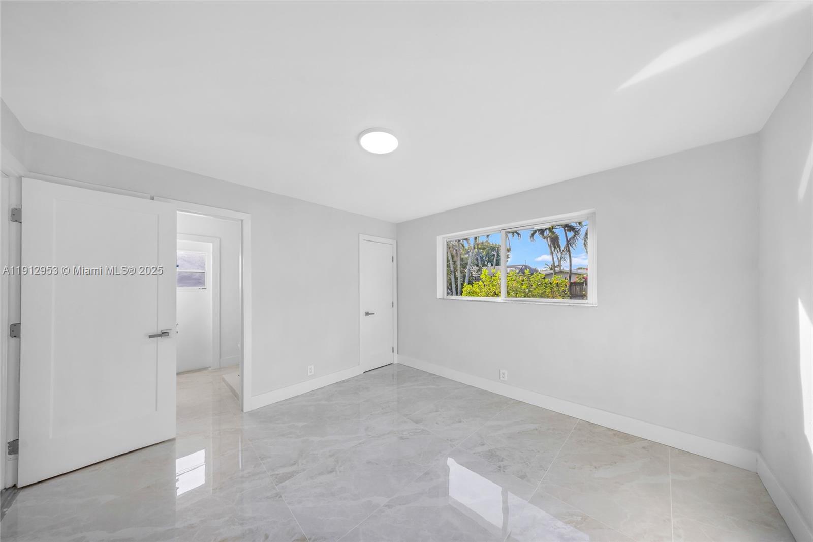 HOLLYWOOD HILLS - Residential