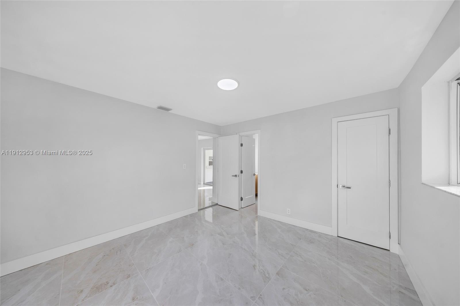 HOLLYWOOD HILLS - Residential