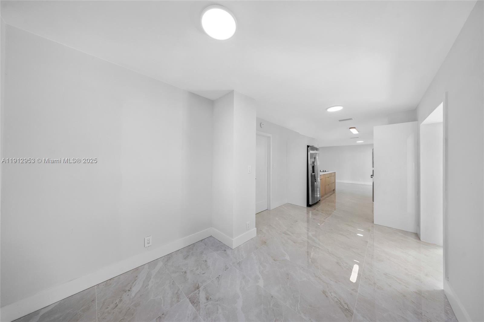 HOLLYWOOD HILLS - Residential