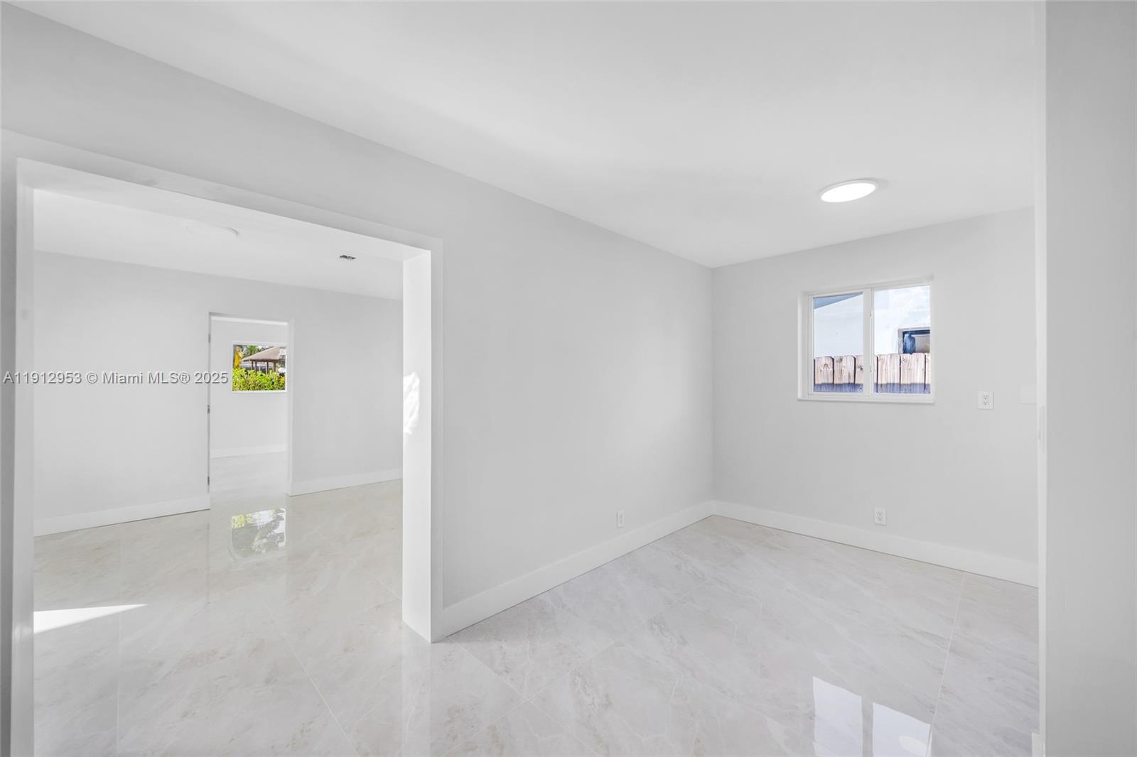 HOLLYWOOD HILLS - Residential