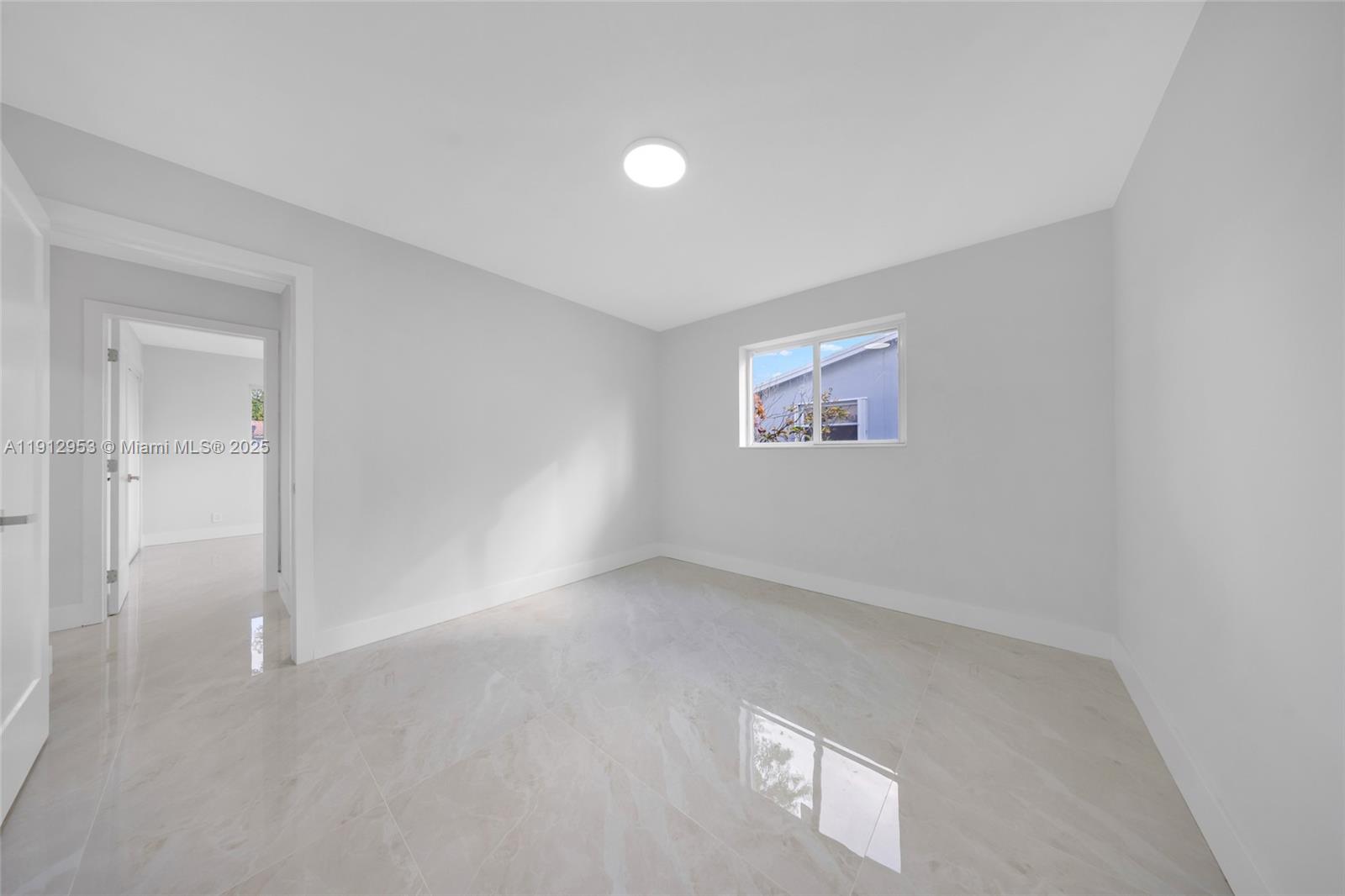 HOLLYWOOD HILLS - Residential