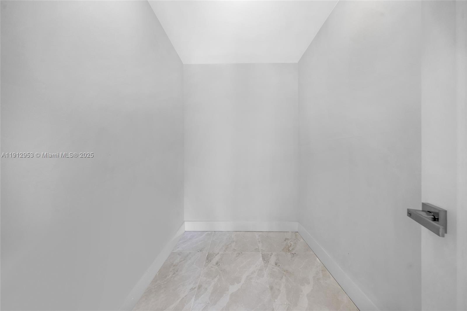 HOLLYWOOD HILLS - Residential