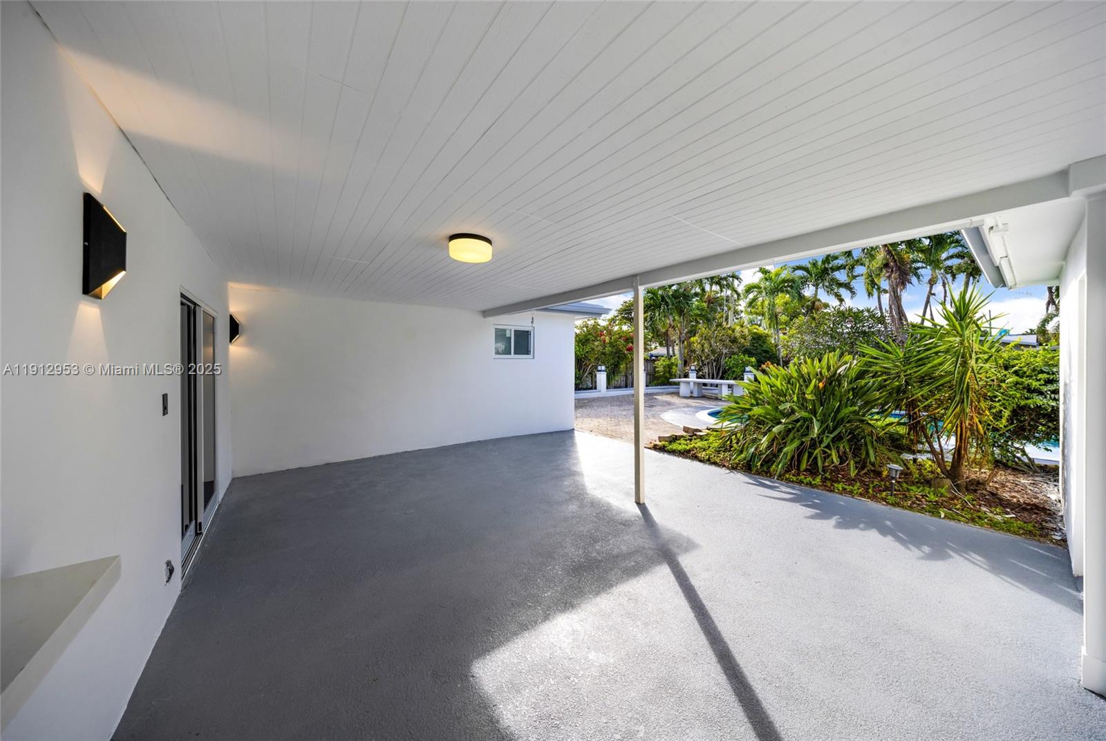 HOLLYWOOD HILLS - Residential