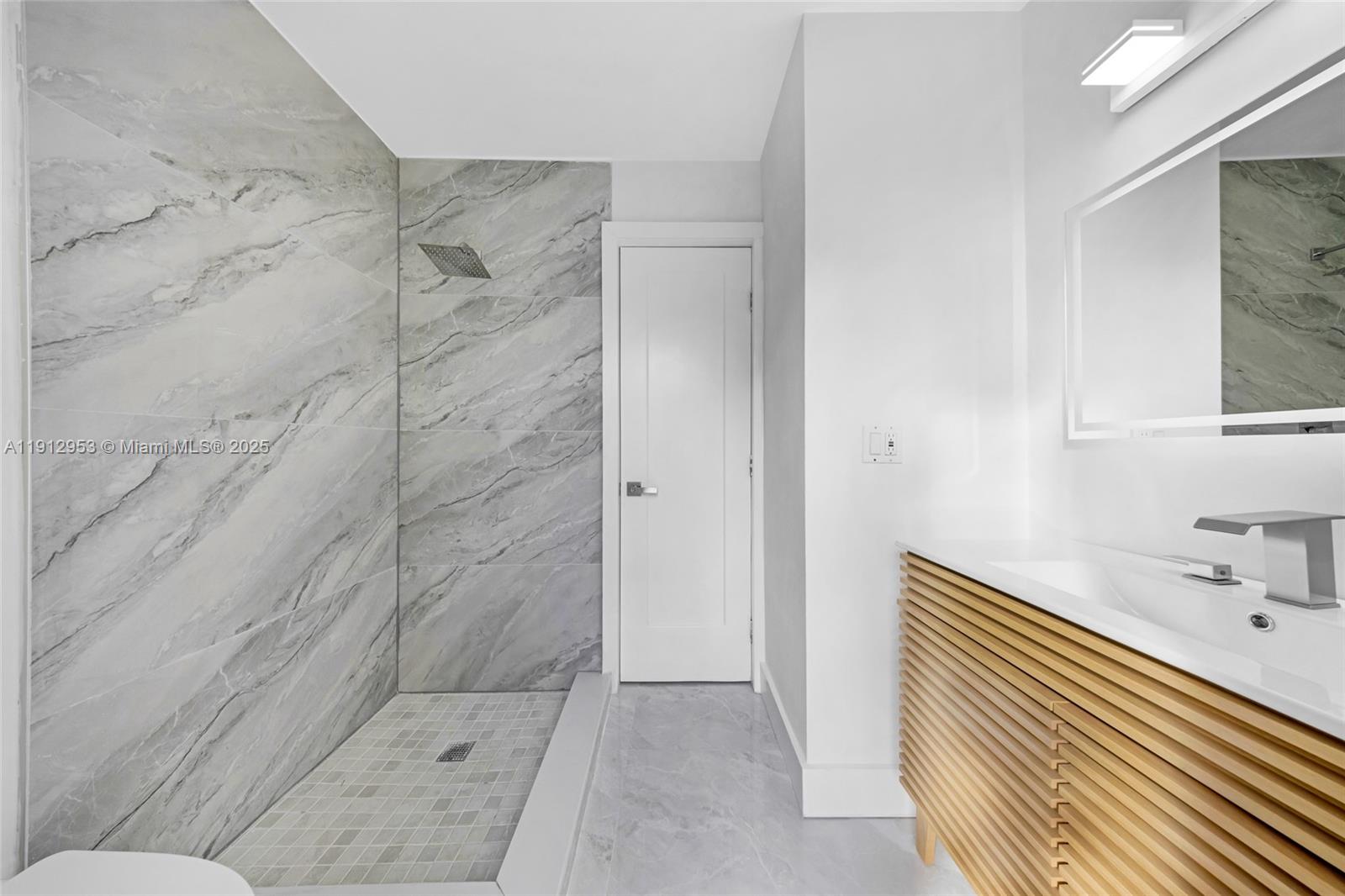 HOLLYWOOD HILLS - Residential