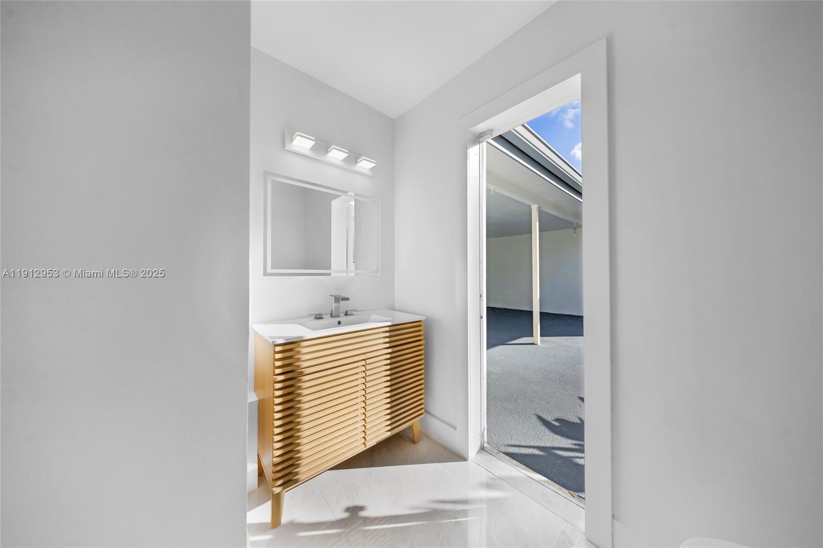 HOLLYWOOD HILLS - Residential