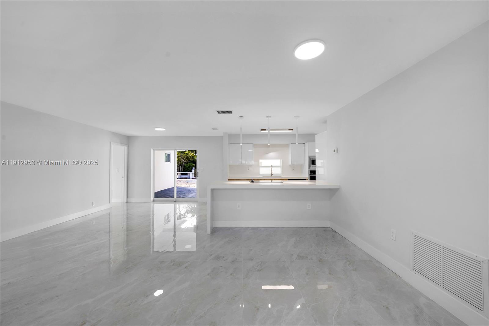 HOLLYWOOD HILLS - Residential