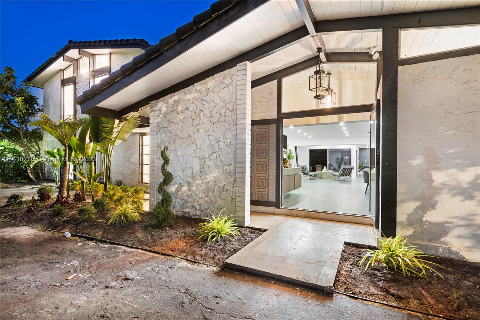 HOLLYWOOD HILLS - Residential Lease