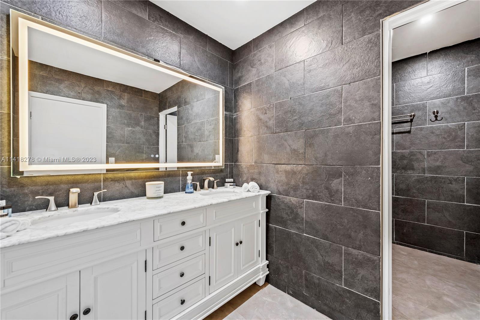 HOLLYWOOD HILLS - Residential Lease