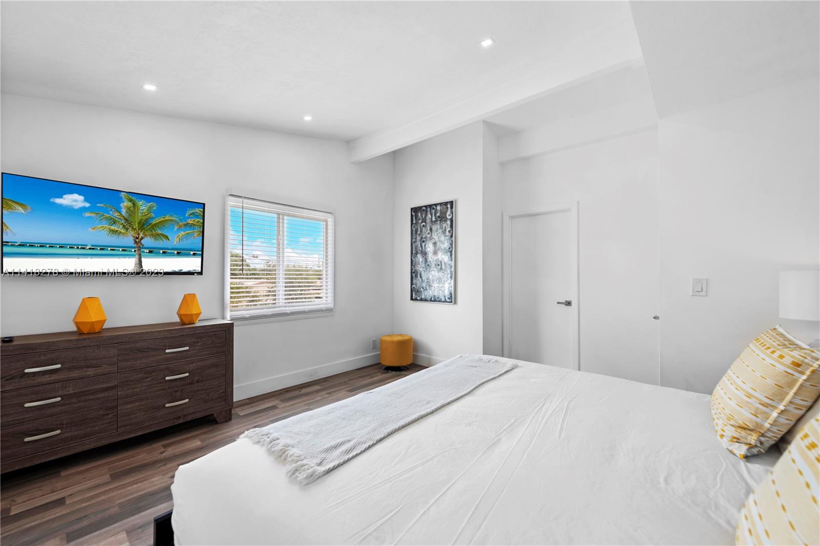 HOLLYWOOD HILLS - Residential Lease