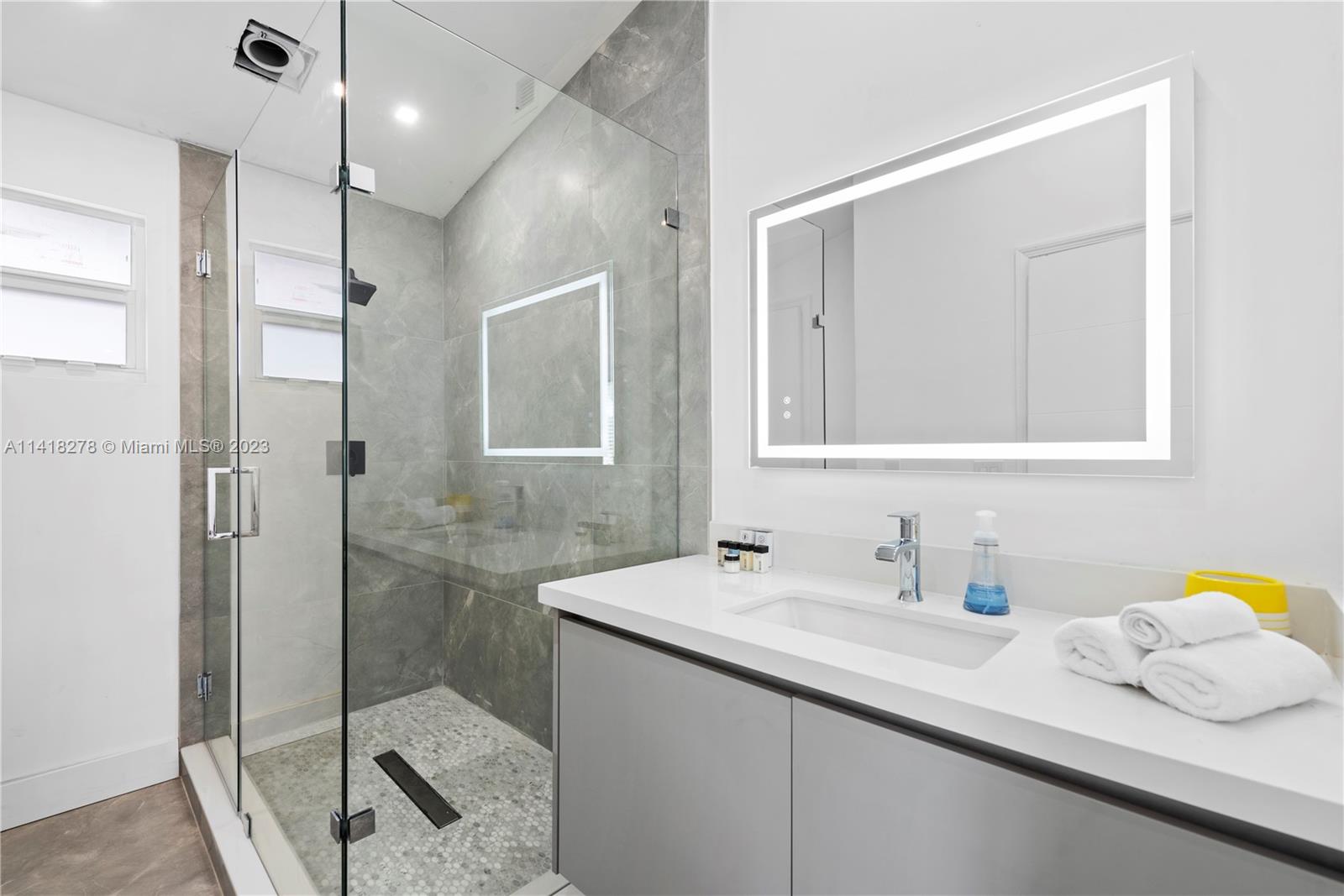 HOLLYWOOD HILLS - Residential Lease