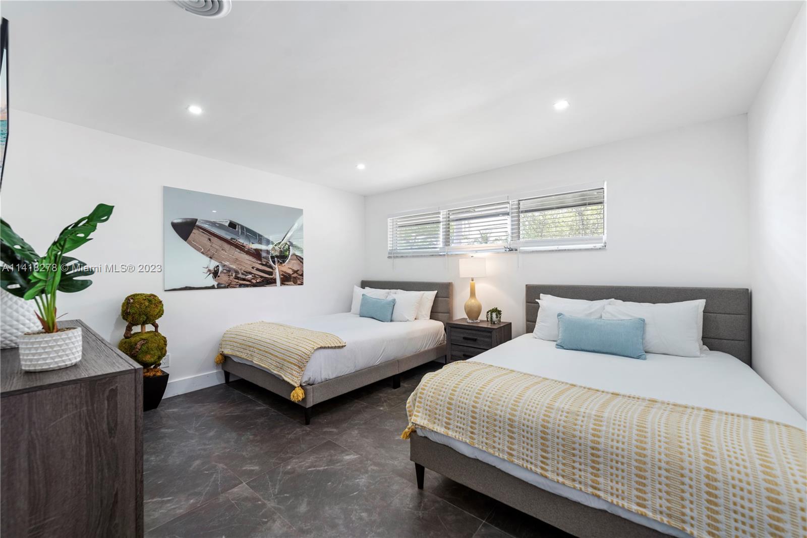 HOLLYWOOD HILLS - Residential Lease