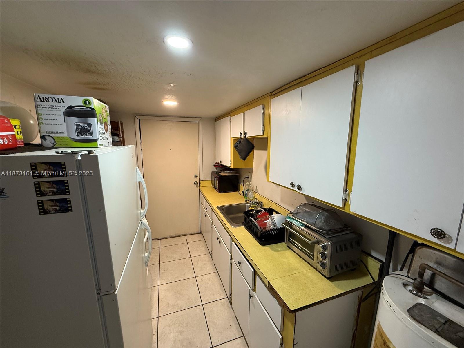 ROCKMOOR PARK TRACK - Residential Lease