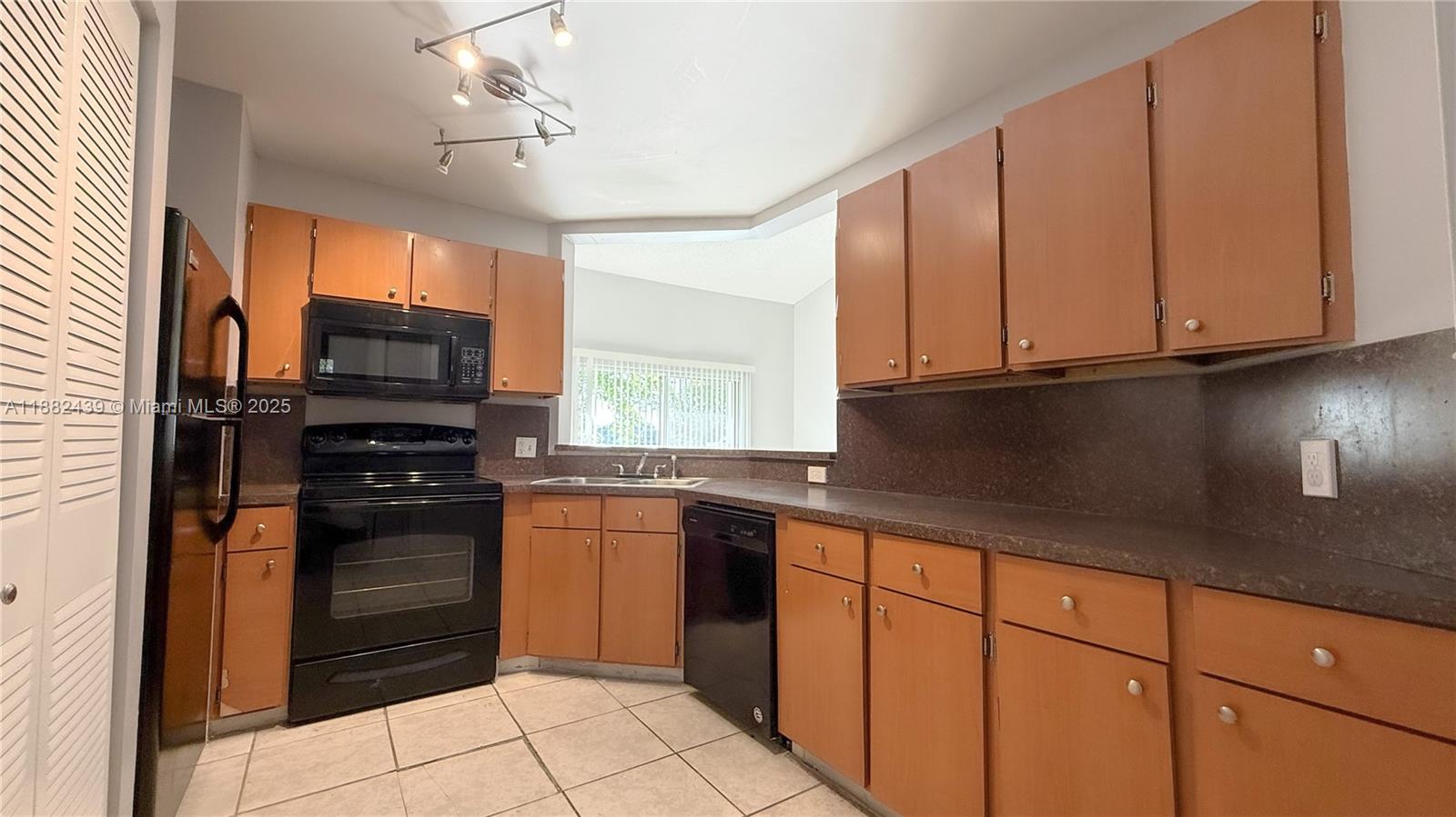 SUMMER LAKE - Residential Lease