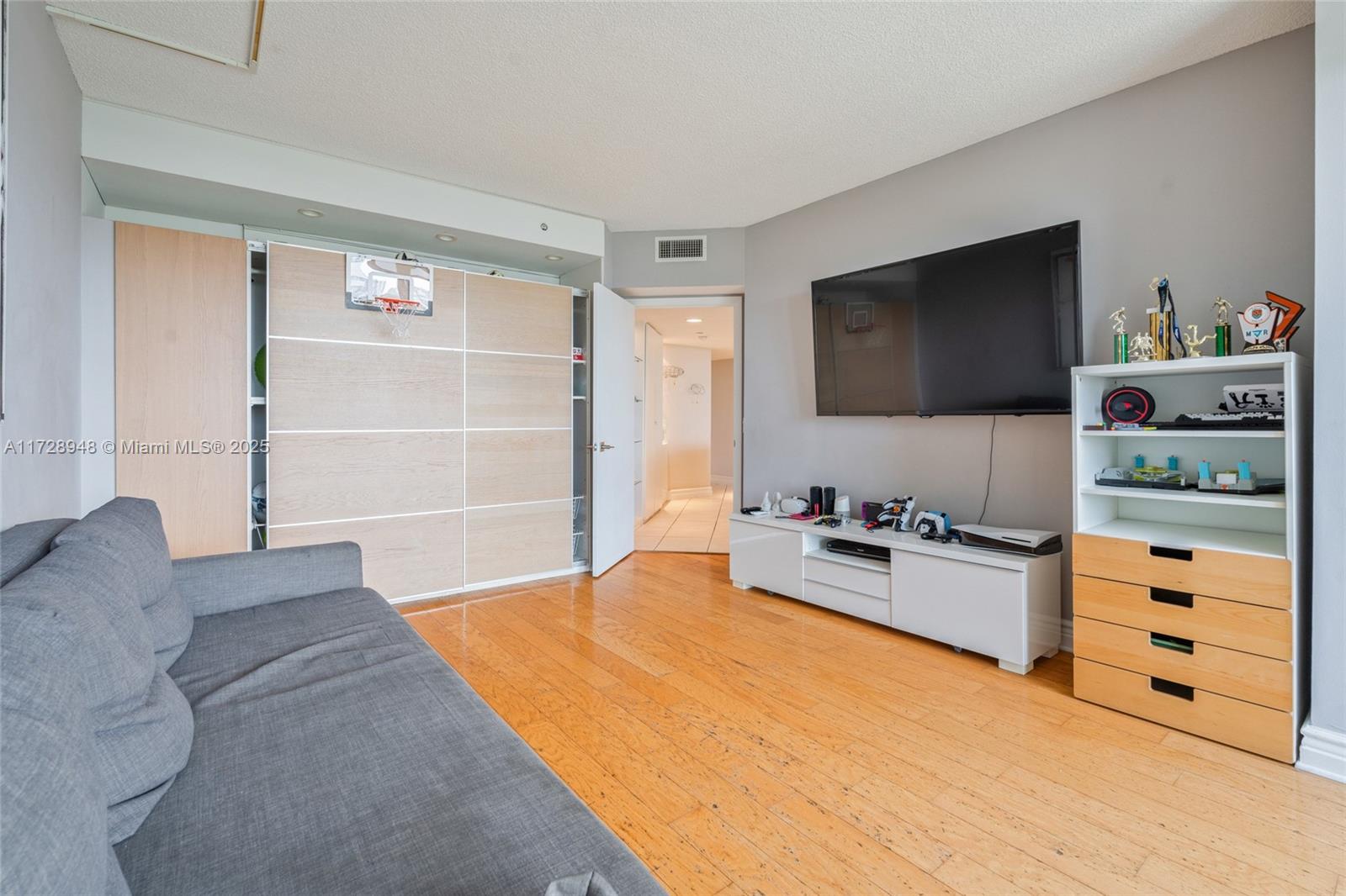 NORTH TOWER AT THE POINTE - Residential