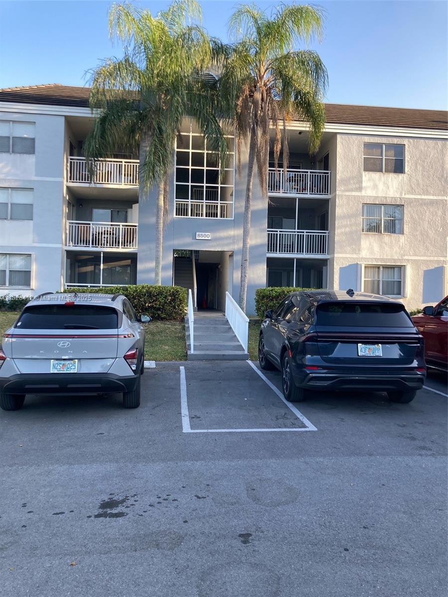 Remodeled condo in Le Club at Cutler Bay, tiled floor throughout, washer & dryer inside the unit. The community offer Club house, Gym, pool, green areas surrounded by a beautiful lake with security gated entrance. We only ask two months First & Security. Rapid association approval.
