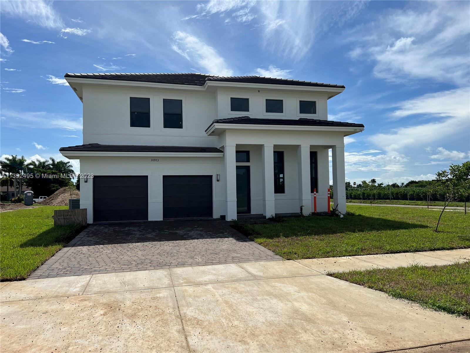 NEW CONSTRUCTION WITH NO ASSOCAITION OR CDD TAX , BIG LT WITH SPACE FOR A POOL AND BOAT.
LOT PREMIUM APPLY, ONLY FLOOR PLANS.