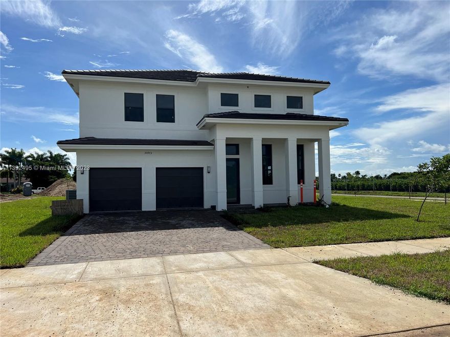 NEW CONSTRUCTION WITH NO ASSOCAITION OR CDD TAX , BIG LT WITH SPACE FOR A POOL AND BOAT. 
LOT PREMIUM APPLY, ONLY FLOOR PLANS.